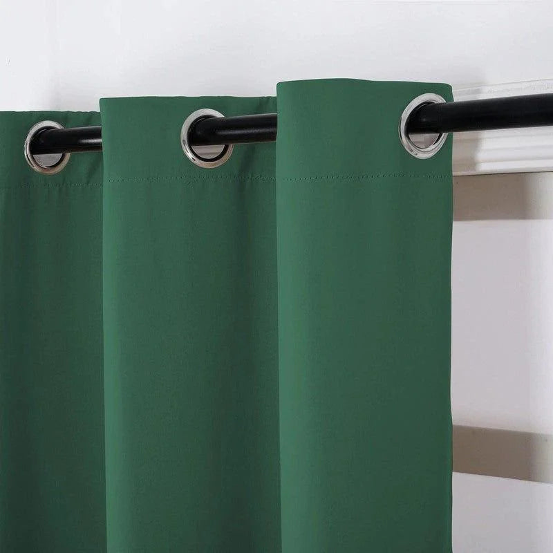 Rideau opaque vert avec œillets en métal, idéal pour bloquer la lumière dans une chambre ou un salon. Design moderne et élégant, facile à installer sur une tringle standard. Accessoire de décoration intérieure parfait pour créer une ambiance chaleureuse et apaisante.