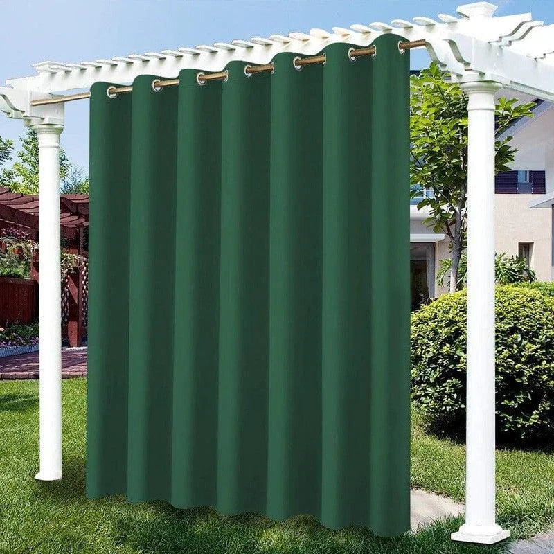 Rideau d'extérieur vert pour pergola, idéal pour créer un espace ombragé et intime dans votre jardin. Solution élégante pour profiter de l'extérieur tout en protégeant votre terrasse du soleil. Convient parfaitement aux structures de type pergola et ajoute une touche décorative à votre espace extérieur.