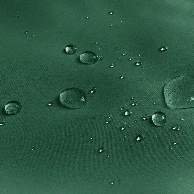 Image montrant une surface de couleur verte avec des gouttelettes d'eau éparpillées, illustrant l'effet imperméable et la résistance à l'eau. Idéal pour les vêtements de pluie ou les accessoires extérieurs offrant protection contre l'humidité.