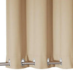 Rideau beige à œillets métalliques, élégant et moderne, idéal pour une décoration intérieure chaleureuse. Solution parfaite pour le salon ou la chambre pour une ambiance tamisée et accueillante. Facile à installer sur une tringle standard pour une touche raffinée à votre espace.