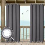 Rideaux occultants gris élégants sur terrasse avec vue sur mer. Idéal pour bloquer la lumière et offrir une ambiance apaisante. Les œillets métalliques assurent une installation facile et un tombé impeccable. Parfait pour une décoration intérieure moderne.