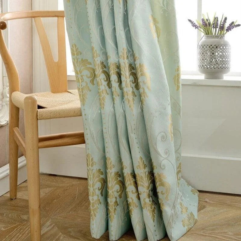 Rideau élégant avec motifs floraux dorés, idéal pour ajouter une touche de sophistication à votre intérieur. Parfait pour les salons ou les chambres, ce rideau en teintes douces illumine la pièce tout en préservant l'intimité. Transformez votre espace de vie avec ce design raffiné.