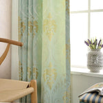 Rideau élégant aux motifs dorés sur fond vert, idéal pour ajouter une touche sophistiquée à votre intérieur. Ce modèle raffiné rehausse votre décoration avec son design chic, parfait pour un salon lumineux ou une chambre cosy. Mettez en valeur vos fenêtres en choisissant ce rideau qui combine style et charme intemporel.
