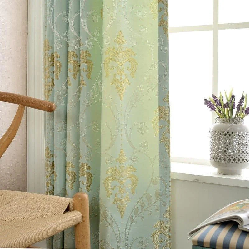 Rideau élégant aux motifs dorés sur fond vert, idéal pour ajouter une touche sophistiquée à votre intérieur. Ce modèle raffiné rehausse votre décoration avec son design chic, parfait pour un salon lumineux ou une chambre cosy. Mettez en valeur vos fenêtres en choisissant ce rideau qui combine style et charme intemporel.