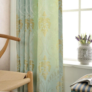 Rideau élégant aux motifs dorés sur fond vert, idéal pour ajouter une touche sophistiquée à votre intérieur. Ce modèle raffiné rehausse votre décoration avec son design chic, parfait pour un salon lumineux ou une chambre cosy. Mettez en valeur vos fenêtres en choisissant ce rideau qui combine style et charme intemporel.