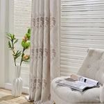 Rideau élégant avec motifs classiques, idéal pour décorer un salon ou une chambre. Combinez-le avec des stores vénitiens pour un contrôle optimal de la lumière. Parfait pour ajouter une touche sophistiquée à votre intérieur, tout en préservant votre intimité. Ambiance chic et lumineuse assurée.