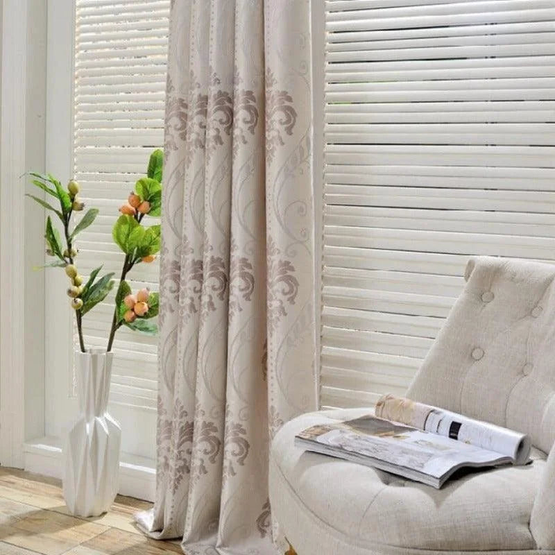 Rideau élégant avec motifs classiques, idéal pour décorer un salon ou une chambre. Combinez-le avec des stores vénitiens pour un contrôle optimal de la lumière. Parfait pour ajouter une touche sophistiquée à votre intérieur, tout en préservant votre intimité. Ambiance chic et lumineuse assurée.