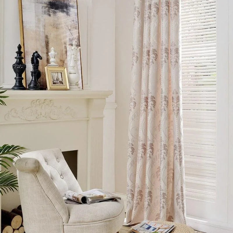 Chaise confortable et élégante dans un salon lumineux avec cheminée décorative et rideaux à motifs, offrant une ambiance cosy et raffinée pour un espace détente idéal.