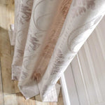 Rideau à motifs élégants dans des tons neutres, idéal pour ajouter une touche sophistiquée à votre intérieur. Ce rideau s'harmonise parfaitement avec des sols en bois clair, apportant chaleur et style à toute pièce de votre maison.