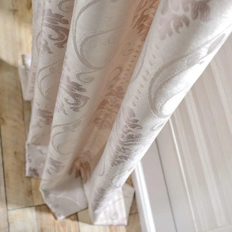 Rideau à motifs élégants dans des tons neutres, idéal pour ajouter une touche sophistiquée à votre intérieur. Ce rideau s'harmonise parfaitement avec des sols en bois clair, apportant chaleur et style à toute pièce de votre maison.