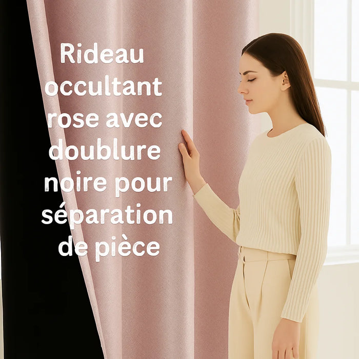 Jeune femme blanche touchant un rideau occultant rose avec doublure noire, utilisé comme séparation de pièce dans une ambiance lumineuse et moderne
