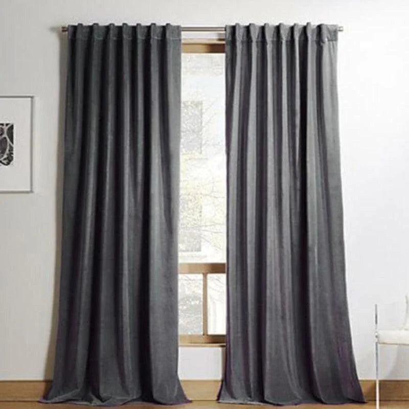 Rideaux gris élégants pour salon moderne, ajoutent une touche sophistiquée à votre décoration intérieure. Parfaits pour filtrer la lumière sans compromettre le style. Idéal pour chambre à coucher ou séjour.