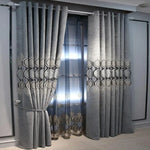 Rideaux élégants gris avec motifs géométriques pour salon moderne, apportant une touche de sophistication à votre intérieur. Idéal pour contrôler la luminosité et ajouter une ambiance chaleureuse à votre espace de vie. Décoration raffinée.
