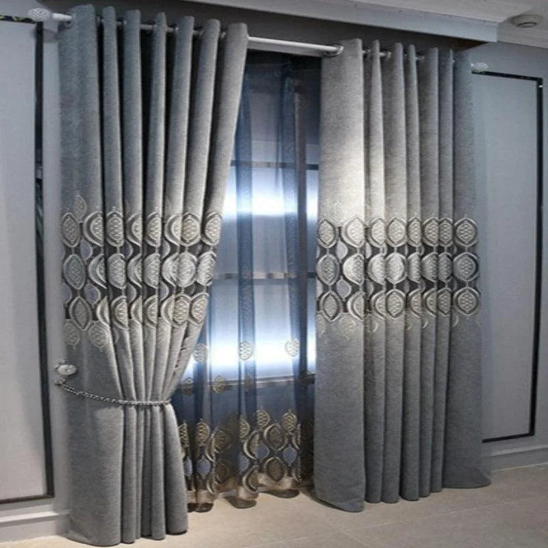 Rideaux élégants gris avec motifs géométriques pour salon moderne, apportant une touche de sophistication à votre intérieur. Idéal pour contrôler la luminosité et ajouter une ambiance chaleureuse à votre espace de vie. Décoration raffinée.