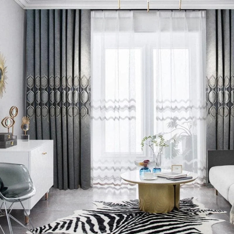 Rideaux élégants pour salon moderne, intégrant des motifs géométriques pour une décoration intérieure raffinée. Ajoutez une touche de style à votre espace de vie avec ces rideaux au design contemporain, parfaits pour filtrer la lumière tout en apportant une touche chic et sophistiquée à votre pièce principale.