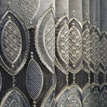Rideau décoratif aux motifs géométriques sophistiqués, idéal pour ajouter une touche élégante et moderne à votre intérieur. Design luxueux avec des formes en losanges, parfait pour salon ou chambre. Solution esthétique pour l'habillage de fenêtres avec style et raffinement.
