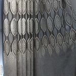 Rideau décoratif moderne avec motif géométrique ovale, idéal pour ajouter une touche élégante à votre intérieur. Ce rideau trouve sa place dans un salon ou une chambre, rehaussant la décoration avec son design raffiné et ses détails minutieux. Parfait pour créer une ambiance chaleureuse et contemporaine dans votre maison.