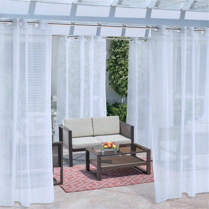 Salon extérieur élégant avec rideaux transparents, idéal pour une terrasse moderne. Comprend un canapé deux places et une table basse en bois sombre sur un tapis rouge. Ambiance parfaite pour se détendre en plein air.