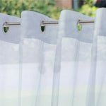 Rideau élégant à oeillets pour salon moderne, style épuré et lumineux, idéal pour une décoration intérieure contemporaine, laissant passer la lumière tout en préservant l'intimité. Adapté pour fenêtres de séjour ou chambre, ce rideau apporte une touche de sophistication et de fraîcheur à votre maison. Installation facile grâce aux anneaux métalliques robustes.