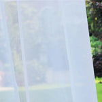 Voilage blanc translucide pour fenêtres, élégant et léger, idéal pour ajouter une touche de sophistication à votre intérieur tout en laissant passer la lumière naturelle. Design minimaliste parfait pour un salon moderne ou une chambre.