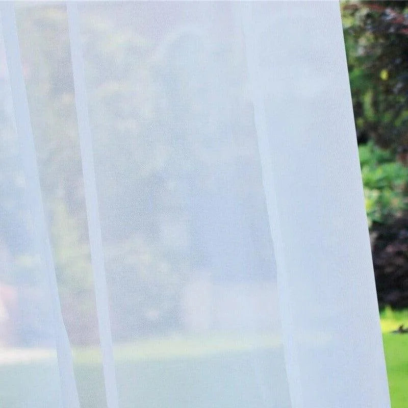 Voilage blanc translucide pour fenêtres, élégant et léger, idéal pour ajouter une touche de sophistication à votre intérieur tout en laissant passer la lumière naturelle. Design minimaliste parfait pour un salon moderne ou une chambre.