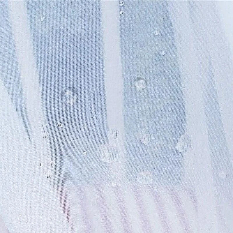 Rideau de douche étanche avec gouttelettes d'eau, idéal pour une salle de bain moderne. Ce rideau translucide assure une protection efficace contre les éclaboussures tout en ajoutant une touche élégante à votre décoration intérieure. Parfait pour les espaces de bain contemporains cherchant à allier fonctionnalité et style.