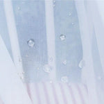 Rideau de douche étanche avec gouttelettes d'eau, idéal pour une salle de bain moderne. Ce rideau translucide assure une protection efficace contre les éclaboussures tout en ajoutant une touche élégante à votre décoration intérieure. Parfait pour les espaces de bain contemporains cherchant à allier fonctionnalité et style.