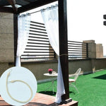 Balcon moderne avec rideaux blancs légers, offrant une touche d'élégance et d'intimité. Idéal pour créer un espace extérieur confortable. Le câble de fixation est visible, permettant un maintien sécurisé des rideaux en position. Terrasse ensoleillée avec mobilier de jardin élégant, parfait pour des moments de détente en plein air.