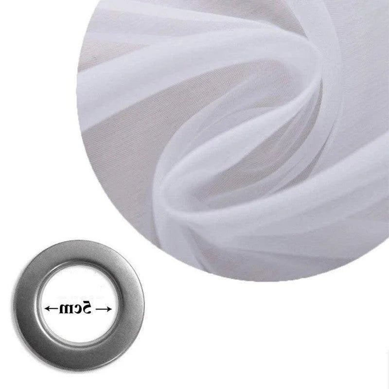 Voilage blanc transparent avec œillets de 5 cm pour décoration intérieure. Idéal pour un style épuré et lumineux dans le salon, la chambre ou la salle à manger. Accessoire décoratif moderne, facile à installer sur une tringle.