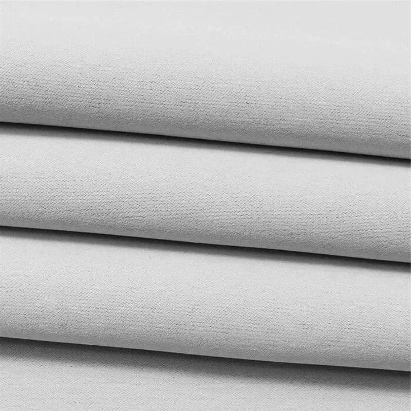 Empilement de textiles blancs, idéal pour la confection et la décoration intérieure, utilisé dans la création de divers articles ménagers et accessoires créatifs haut de gamme.