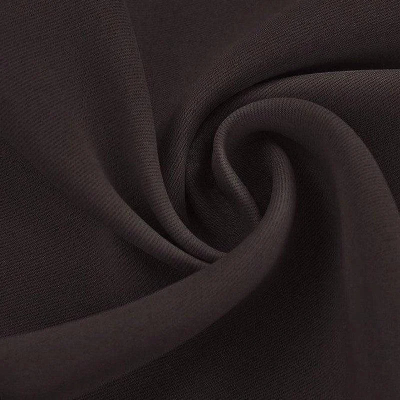 Texture élégante et sombre d'un tissu avec un drapé fluide, idéal pour la confection de vêtements modernes et raffinés. Design intemporel, parfait pour créer des pièces de haute couture tendance.