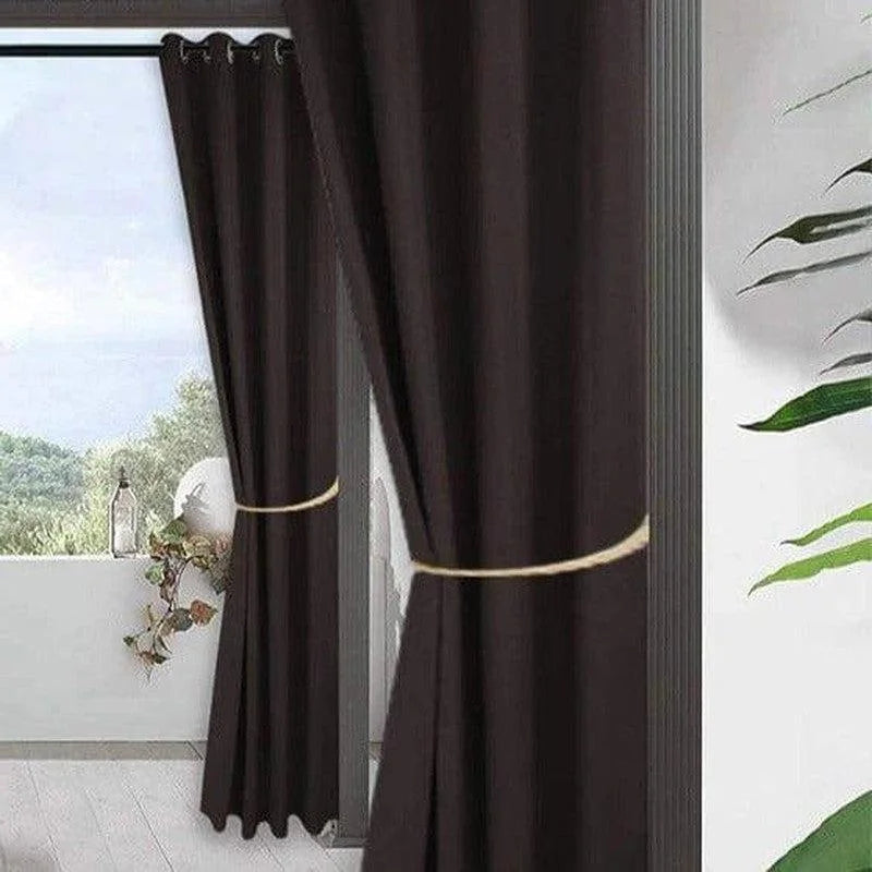 Rideaux élégants marron pour salon avec embrasses dorées, offrant une ambiance moderne et chaleureuse. Idéal pour habiller vos fenêtres tout en apportant une touche sophistiquée à votre décoration intérieure. Parfait pour contrôler la lumière et préserver votre intimité.