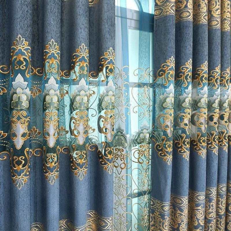 Rideaux élégants avec motifs dorés et bleus, parfaits pour sublimer votre intérieur. Ces rideaux ajoutent une touche de luxe et de sophistication à toute pièce. Le design raffiné et les motifs détaillés apportent une ambiance chaleureuse et accueillante. Transformez votre espace avec ces superbes rideaux décoratifs.