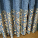 Rideaux élégants bleu et or avec motifs à arabesques, parfaits pour une décoration intérieure raffinée et contemporaine. Ajoutez une touche de charme et de sophistication à votre salon ou chambre avec ces rideaux au design unique.
