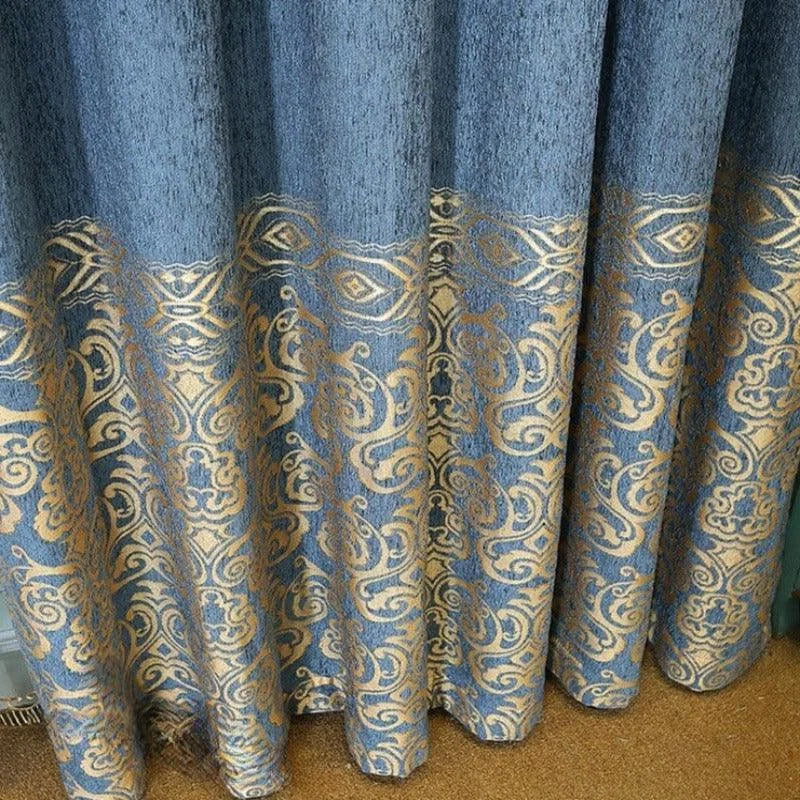 Rideaux élégants bleu et or avec motifs à arabesques, parfaits pour une décoration intérieure raffinée et contemporaine. Ajoutez une touche de charme et de sophistication à votre salon ou chambre avec ces rideaux au design unique.