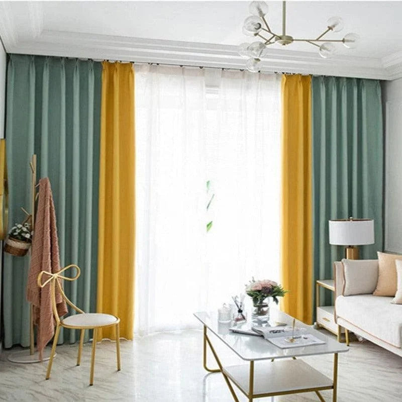 Rideaux contemporains élégants en deux tons, jaune et vert, décorant un salon moderne avec un canapé design, une table basse épurée et un éclairage élégant. Luminosité et style audacieux pour une ambiance chaleureuse et raffinée.