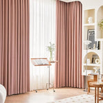 Rideaux élégants de couleur rose pâle, parfaits pour un salon moderne. Ces rideaux longs offrent une ambiance chaleureuse et accueillante, s'harmonisant parfaitement avec un intérieur lumineux. Idéal pour ajouter une touche de sophistication et de style contemporain à votre espace de vie.