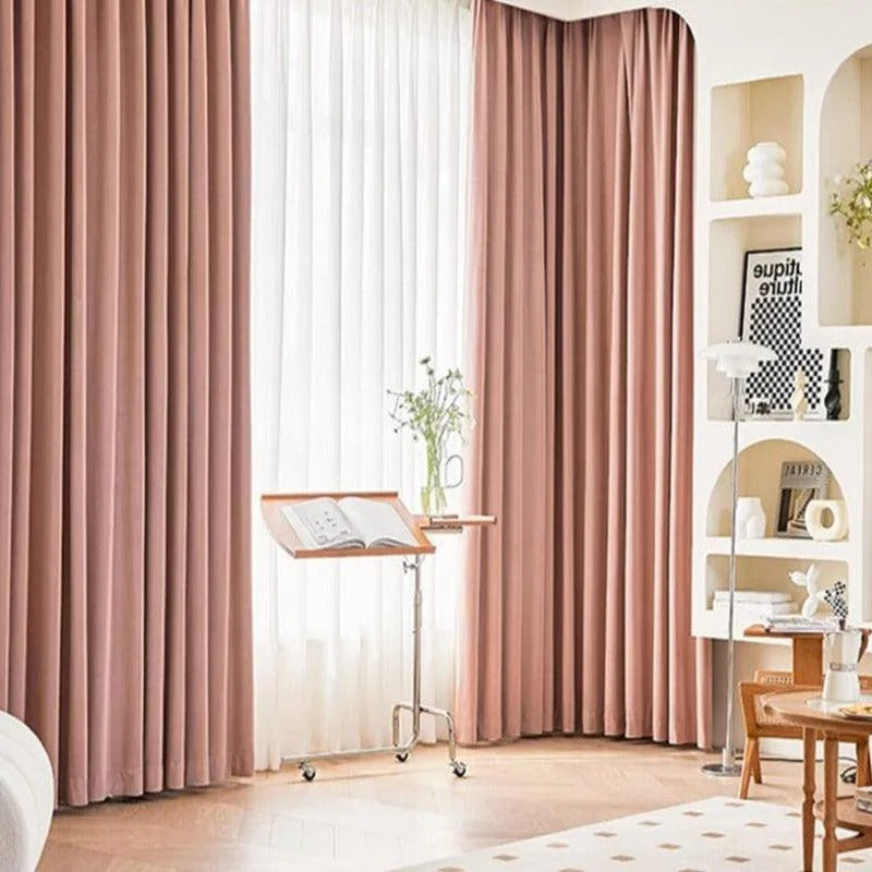Rideaux élégants de couleur rose pâle, parfaits pour un salon moderne. Ces rideaux longs offrent une ambiance chaleureuse et accueillante, s'harmonisant parfaitement avec un intérieur lumineux. Idéal pour ajouter une touche de sophistication et de style contemporain à votre espace de vie.