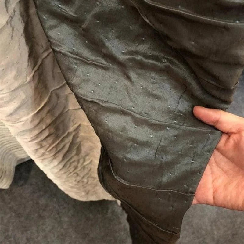 Drapé dans une teinte grise élégante, ce produit se distingue par sa texture unique qui apporte une touche sophistiquée à votre intérieur. Idéal pour ceux qui cherchent à ajouter une dimension visuellement intéressante à leur décoration, cet article est parfait pour créer une ambiance chaleureuse et moderne. Découvrez son design polyvalent qui s'intègre harmonieusement dans divers styles de décoration.