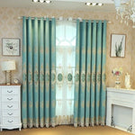 Rideaux élégants en bleu turquoise avec motifs dorés, parfaits pour ajouter une touche de sophistication à votre salon. Décoration intérieure chic avec meubles classiques et ambiance lumineuse, idéale pour créer un espace accueillant et raffiné.
