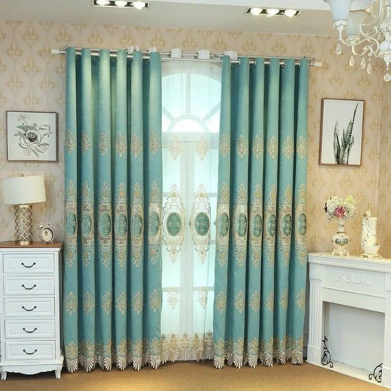 Rideaux élégants en bleu turquoise avec motifs dorés, parfaits pour ajouter une touche de sophistication à votre salon. Décoration intérieure chic avec meubles classiques et ambiance lumineuse, idéale pour créer un espace accueillant et raffiné.