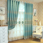 Rideaux élégants bleu turquoise pour salon, avec motifs décoratifs dorés, apportant une touche luxueuse et sophistiquée à votre intérieur. Parfaits pour créer une ambiance chaleureuse et accueillante dans un espace de vie moderne et raffiné.