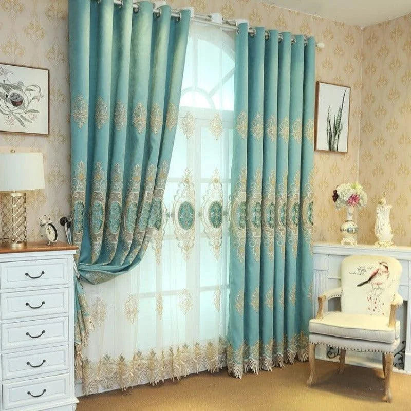 Rideaux élégants bleu turquoise pour salon, avec motifs décoratifs dorés, apportant une touche luxueuse et sophistiquée à votre intérieur. Parfaits pour créer une ambiance chaleureuse et accueillante dans un espace de vie moderne et raffiné.