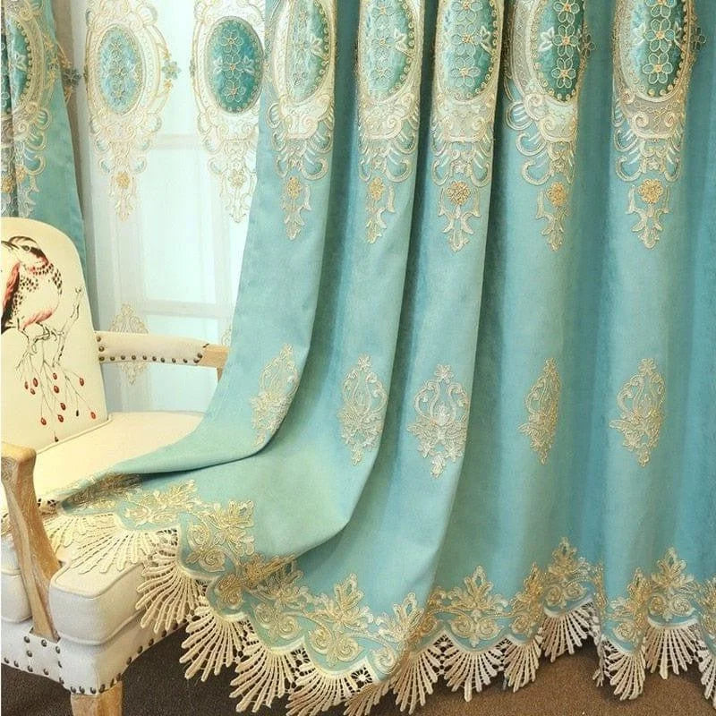 Rideaux élégants bleus avec motifs dorés, parfaits pour apporter une touche royale à votre intérieur. Conception délicate avec détails complexes et franges sophistiquées, idéals pour une décoration de salon ou de chambre. Créez une ambiance luxueuse et raffinée avec ces rideaux décoratifs.