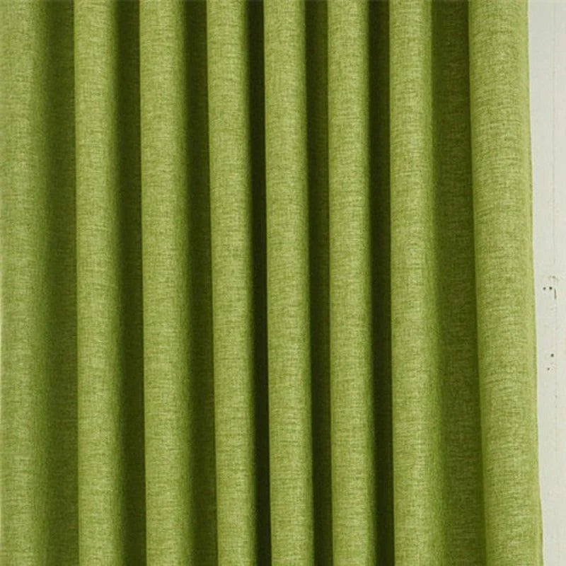 Rideau vert élégant avec plis pour décoration intérieure sophistiquée, ajoutant une touche moderne et colorée à tout espace de vie. Parfait pour la chambre ou le salon.