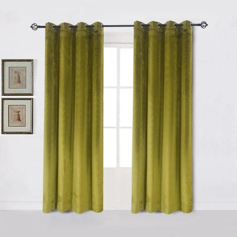 Rideaux élégants pour décoration intérieure, coloris vert, installés devant une grande fenêtre permettant une ambiance lumineuse et apaisante. Parfait pour ajouter une touche de sophistication à votre salon ou chambre. Dimensions idéales pour un ajustement parfait et un style raffiné.