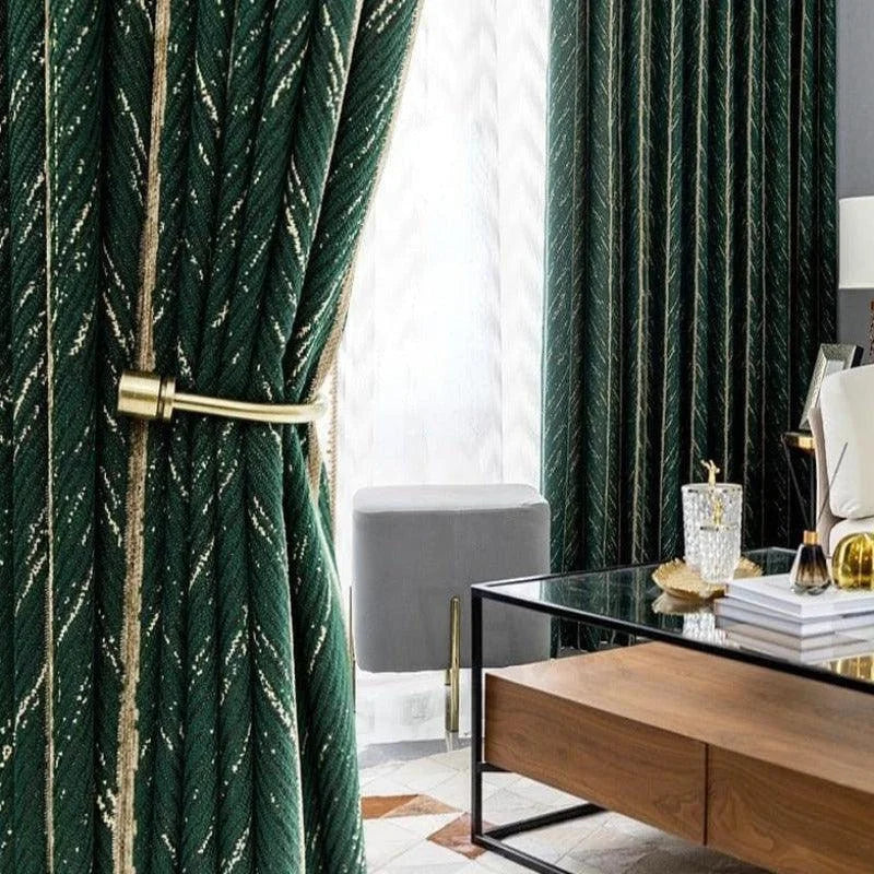 Rideaux élégants de couleur verte avec motifs, parfaits pour ajouter une touche sophistiquée à votre salon. Accessoire décoratif idéal pour habiller vos fenêtres, ces rideaux apportent une ambiance chaleureuse et moderne à votre pièce. Complément parfait pour une table basse design et un décor raffiné.