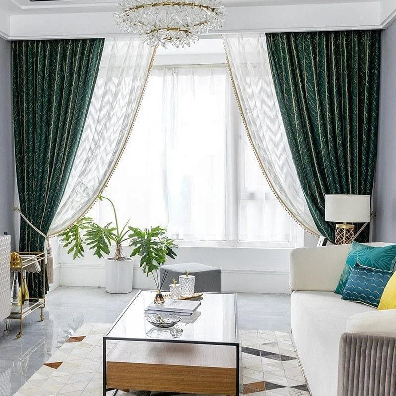 Rideaux élégants dans un salon moderne avec des drapés verts enchanteurs entourant une fenêtre lumineuse. Le décor comprend un canapé confortable orné de coussins colorés, une table basse chic, et une plante verte apportant une touche naturelle. Le lustre design ajoute une note sophistiquée à cet espace contemporain, créant une ambiance chaleureuse et accueillante.