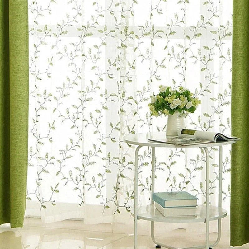 Rideau élégant avec motifs floraux verts sur fond blanc, idéal pour embellir votre intérieur tout en apportant une touche naturelle et lumineuse. Réhausse instantanément la décoration de votre salon ou chambre. Parfait pour créer une ambiance apaisante et raffinée.