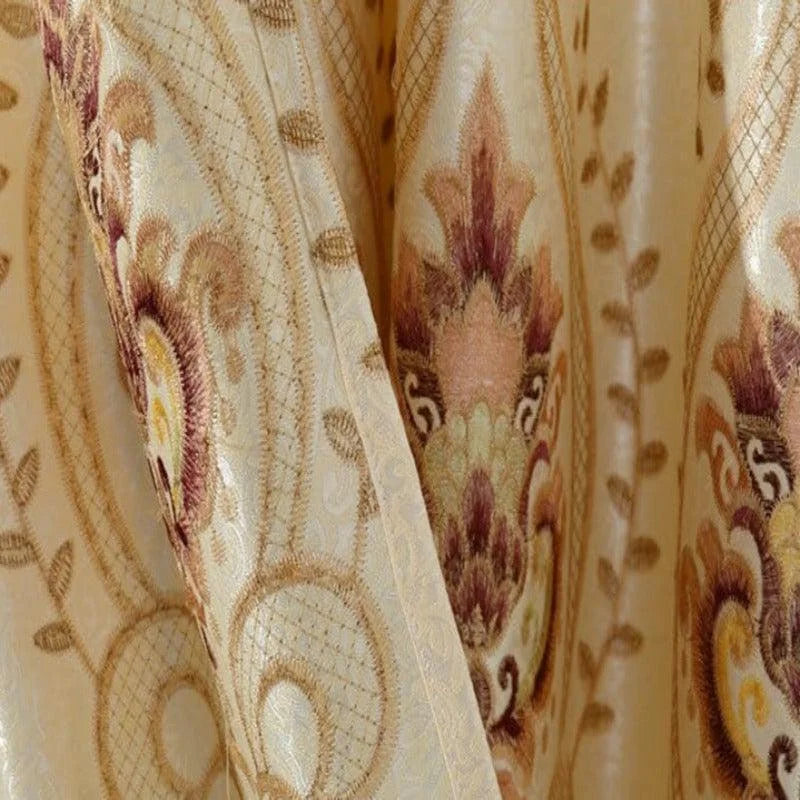 Rideau décoratif élégant avec motifs floraux classiques de couleur beige et marron, idéal pour sublimer un salon ou une chambre avec une touche sophistiquée et chaleureuse.